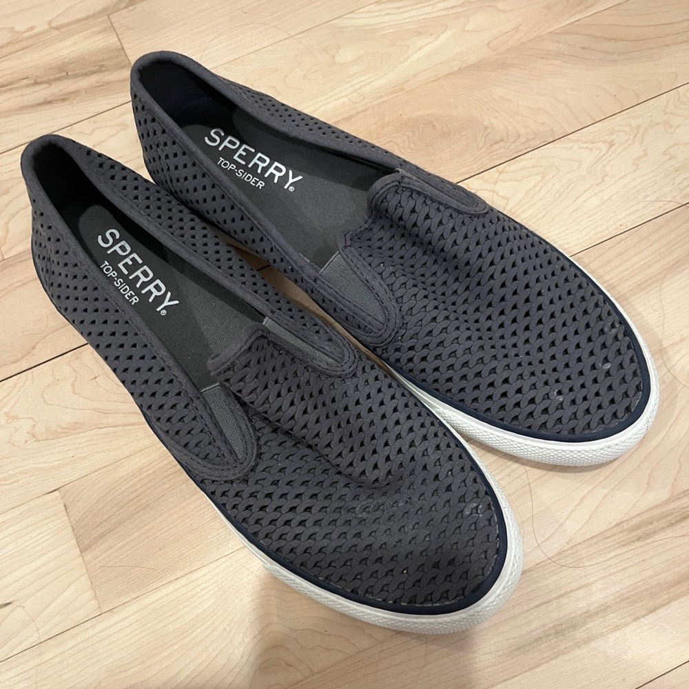 Sperry Top-Sider women’s shoe in 7M, dark grey.